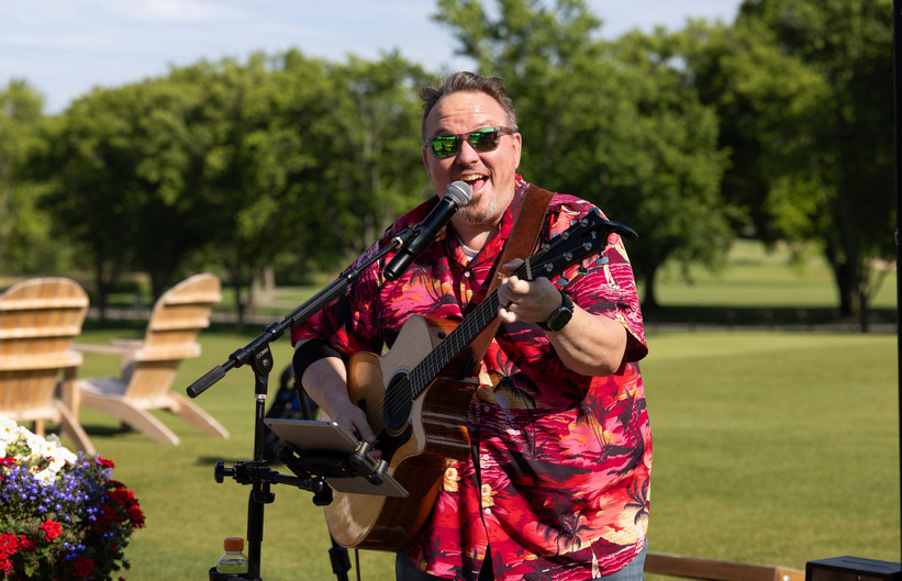 mv_Man playing the guitar at the 12th Hole