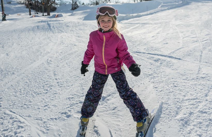 mv_Young girl smiling with her skis on