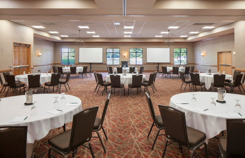 mv_Cascades Ballroom set with rounds