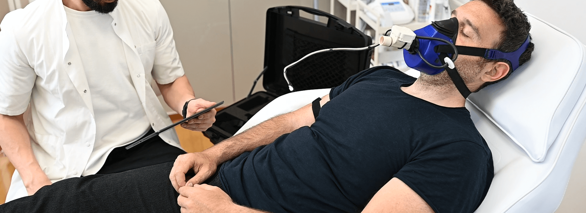Man experiencing PNOE metabolic testing